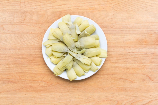 #2 Cut the artichoke hearts in quarters.