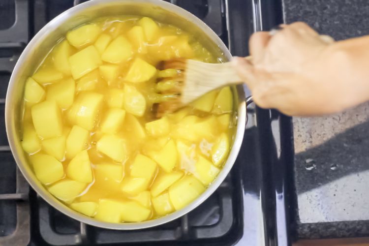 #13 Rub the pan bottom to release the garlic layer into the potatoes.