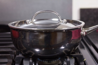 Pan with lid tightly on to simmer on low heat.