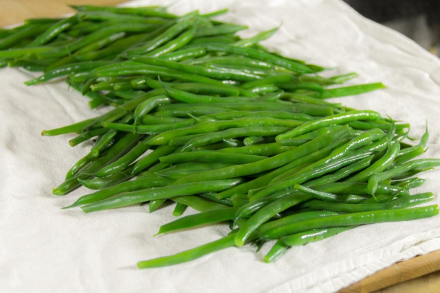 Green beans placed on a lint-free towel