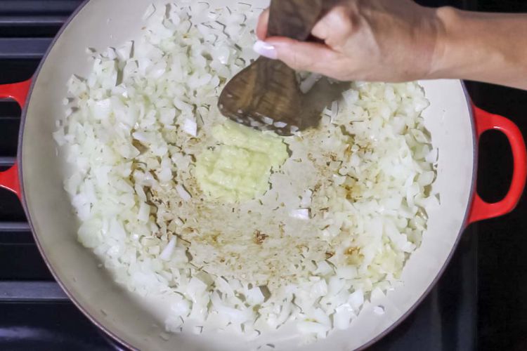 08 Put the grated garlic pulp in the pan and form a layer